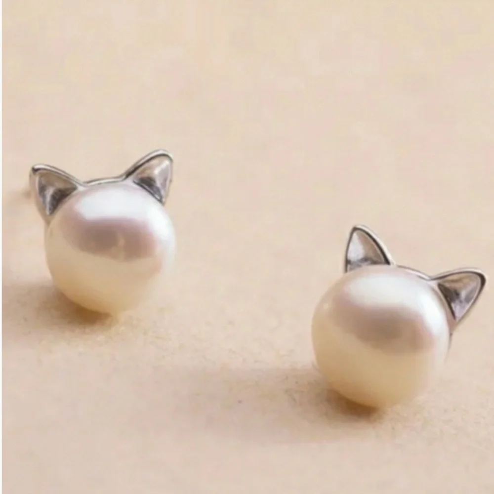 🎉HOST PICK🎉 NWT Faux Pearl Cat Stud Pierced Earrings In Silver Tone!